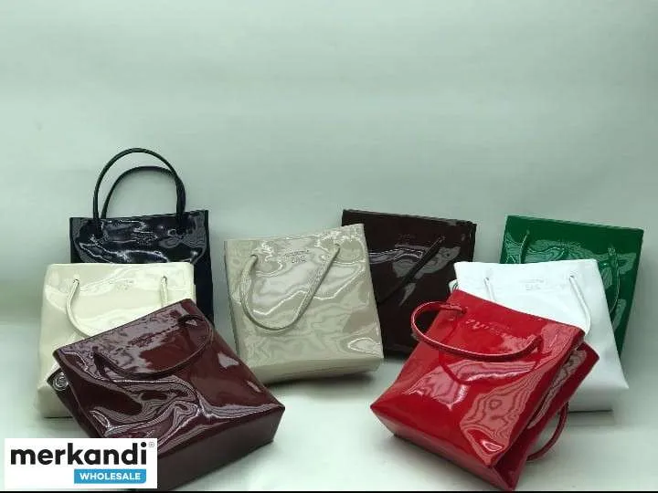 Aporta variedad a tu armario con bolsos de mujer de excelente calidad y abundancia de modelos y colores.