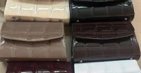 Aporta variedad a tu armario con bolsos de mujer de excelente calidad y abundancia de modelos y colores.