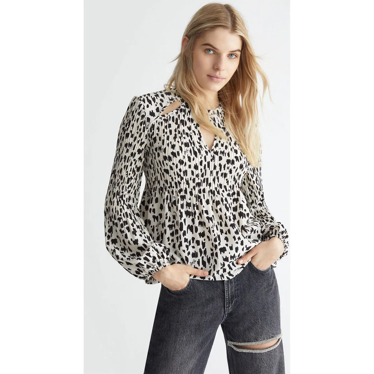 Blusa blanca con estampado animal