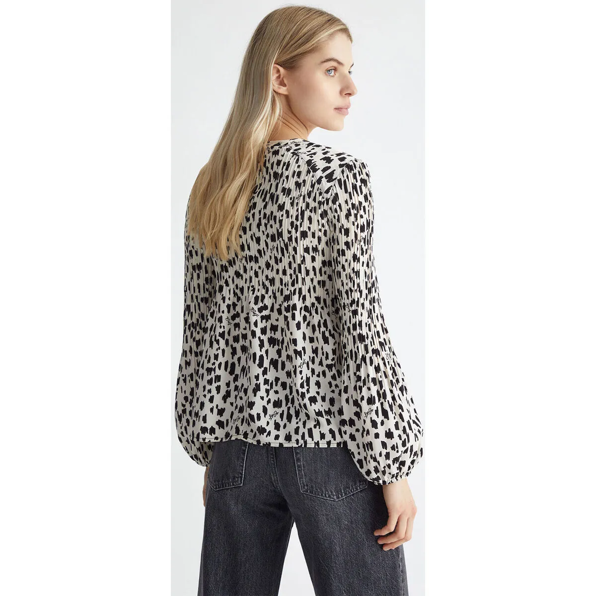 Blusa blanca con estampado animal