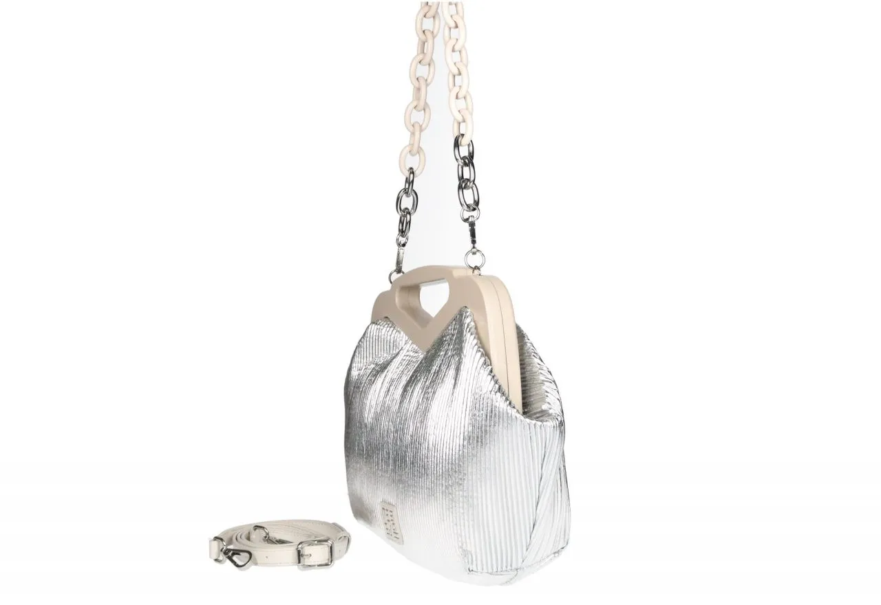 Bolso Mano Metal Plata Plisado Logo Frontal Asa Pasta Imantada