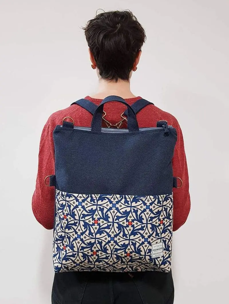 Bolso-mochila azul con bolsillo modernista