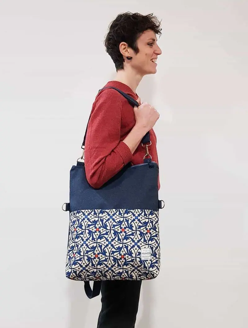 Bolso-mochila azul con bolsillo modernista