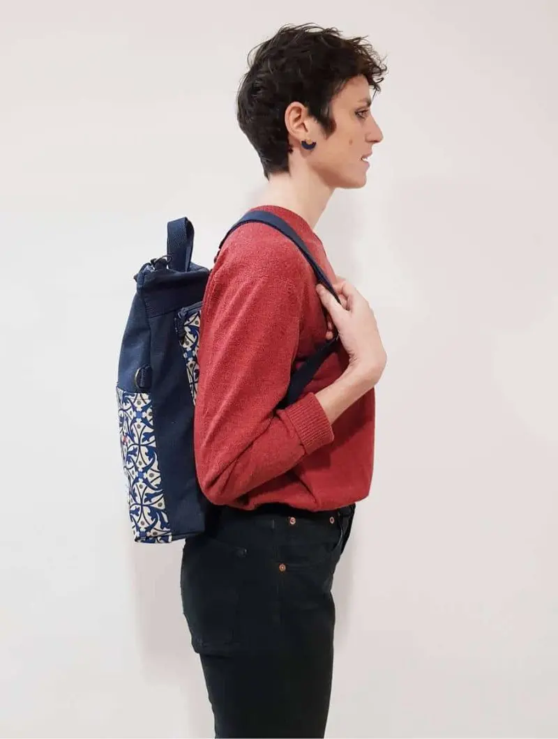 Bolso-mochila azul con bolsillo modernista