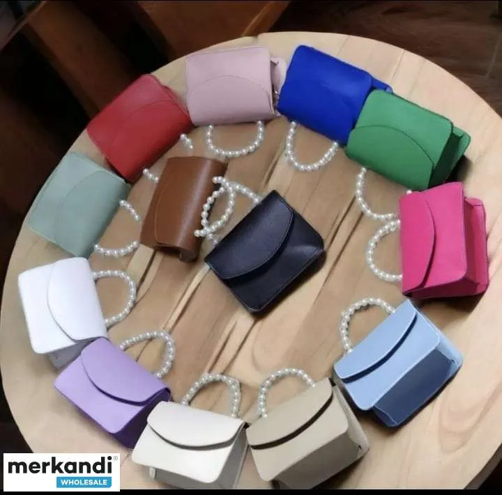 Bolsos de mujer que están a la moda y son versátiles, con diferentes variaciones de color y modelo.