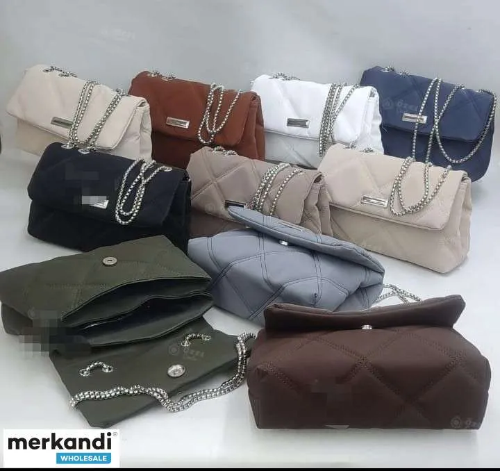 Bolsos de mujer que están a la moda y son versátiles, con diferentes variaciones de color y modelo.