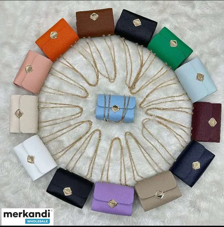 Bolsos de mujer que están a la moda y son versátiles, con diferentes variaciones de color y modelo.