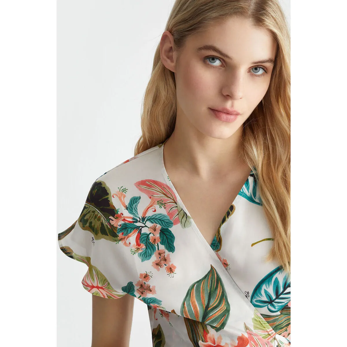 Camisa corta con estampado tropical