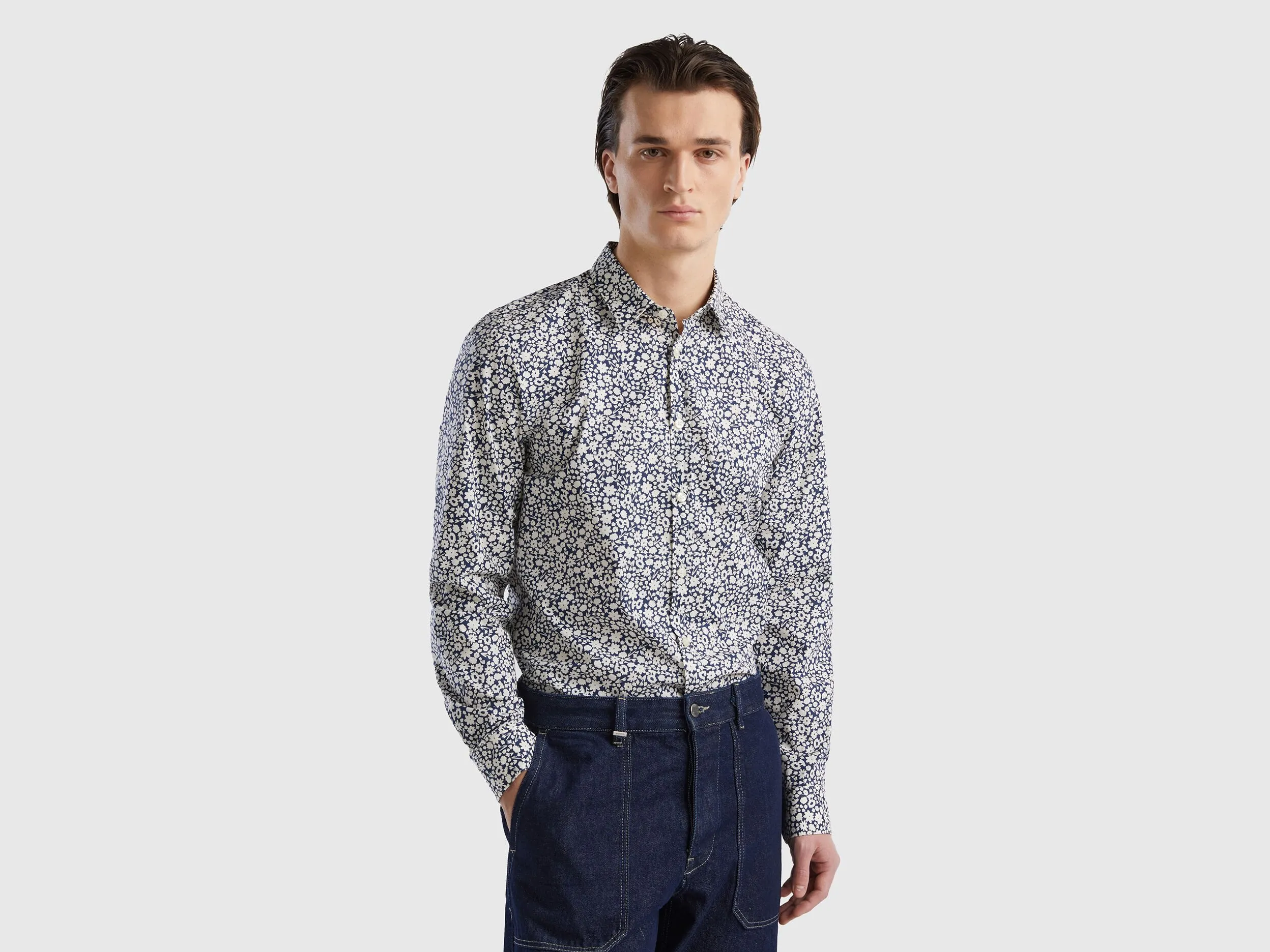 Camisa de flores de corte ceñido