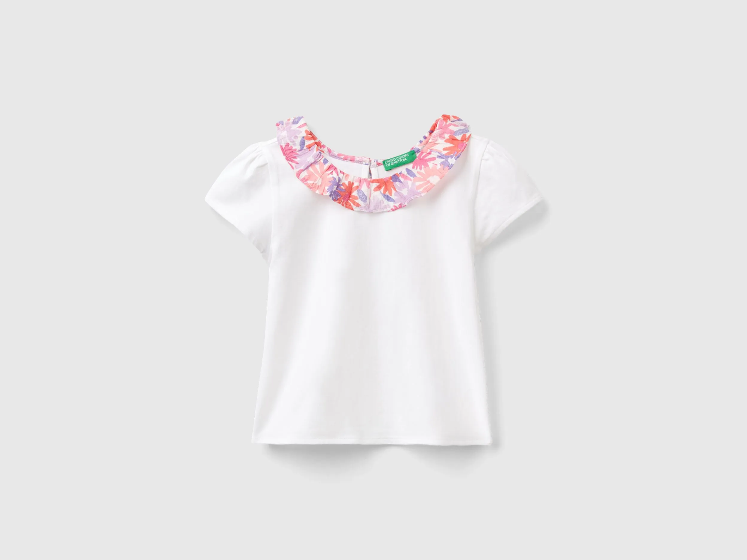 Camiseta con cuello floral