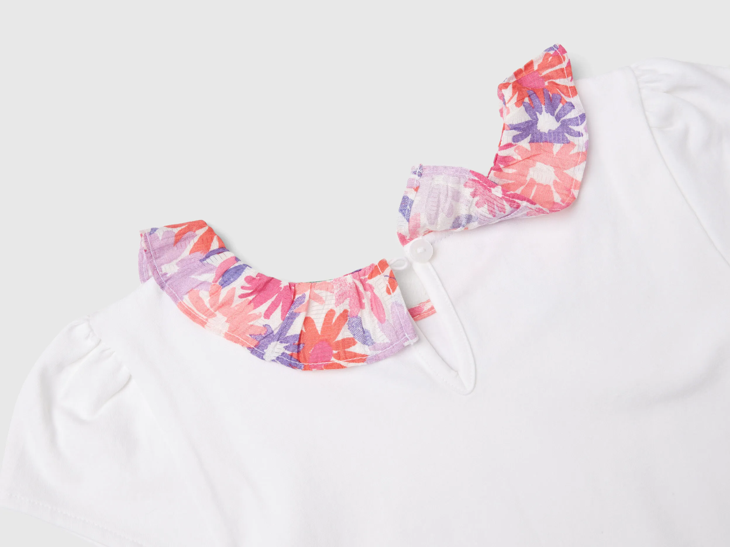 Camiseta con cuello floral