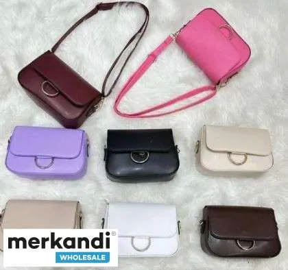 Diversa selección de bolsos de mujer en varias variantes de modelos y variantes de color para la venta al por mayor desde Turquí