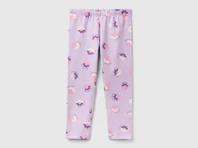 Leggings lila con estampado floral