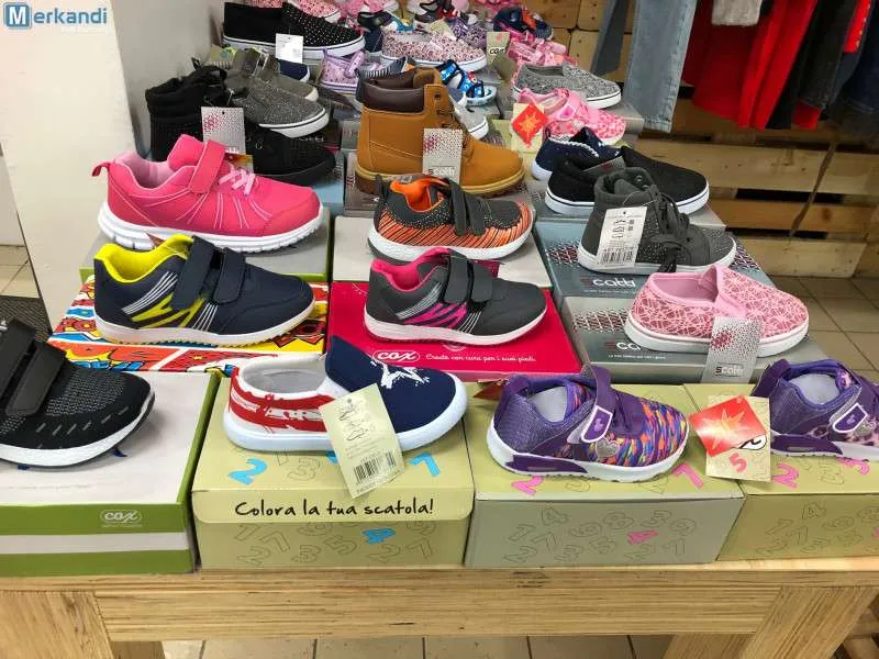 Mezcla de zapatos para niños - varios modelos y tamaños con la temporada actual - sin daños