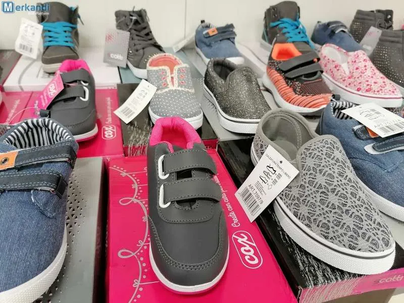 Mezcla de zapatos para niños - varios modelos y tamaños con la temporada actual - sin daños