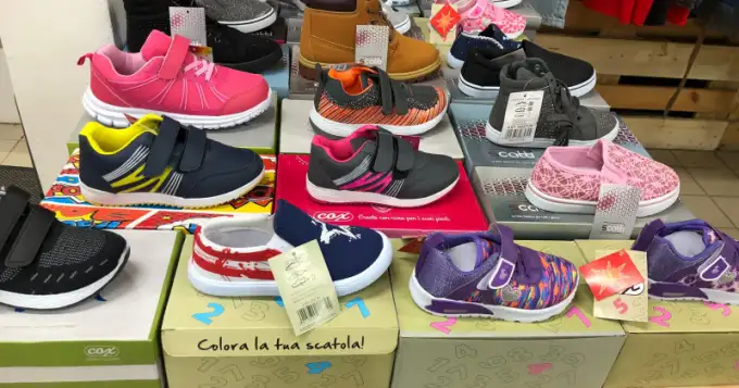 Mezcla de zapatos para niños - varios modelos y tamaños con la temporada actual - sin daños