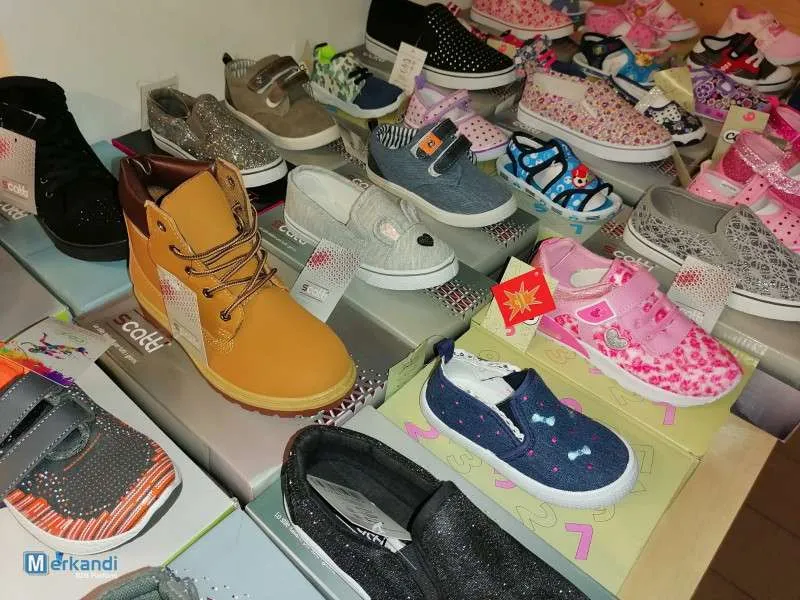 Mezcla de zapatos para niños - varios modelos y tamaños con la temporada actual - sin daños