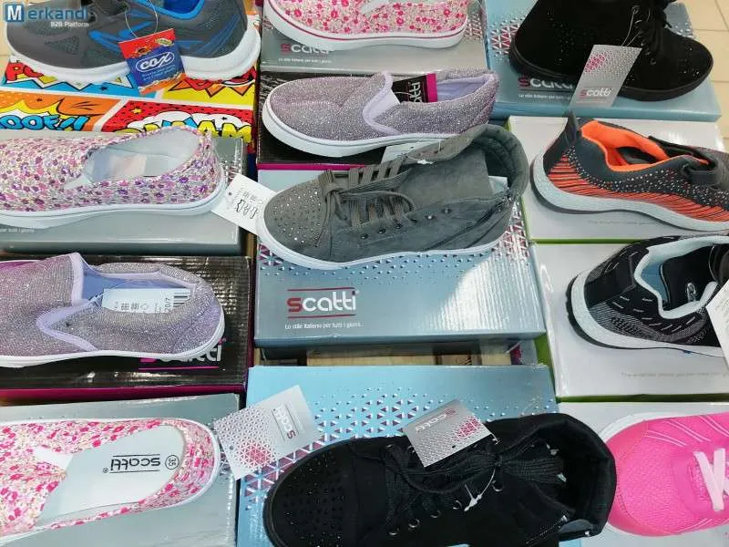 Mezcla de zapatos para niños - varios modelos y tamaños con la temporada actual - sin daños