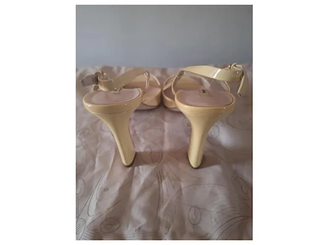 Miu Miu Zapatos de tacón Amarillo 