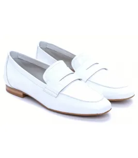 Mocasín de color blanco para mujer