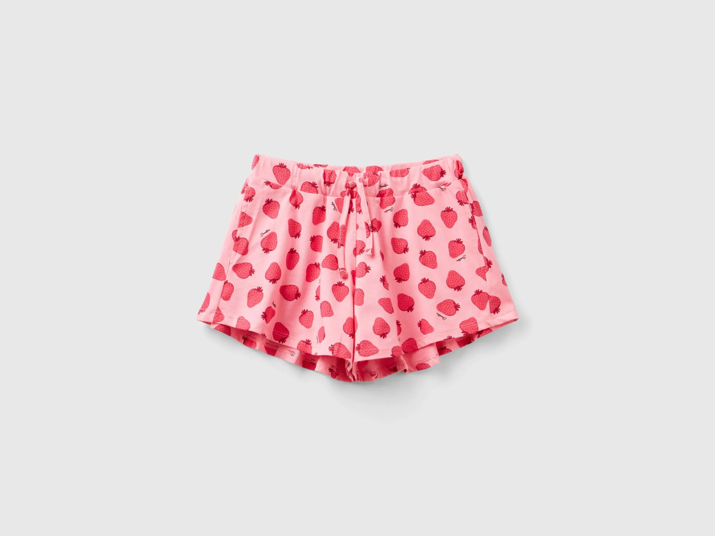 Pantalón corto rosa con estampado de fresas