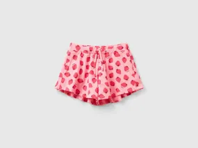 Pantalón corto rosa con estampado de fresas