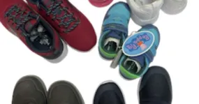 Paquete variado de zapatos deportivos para niños asequibles en la tienda, disponible en varios tamaños