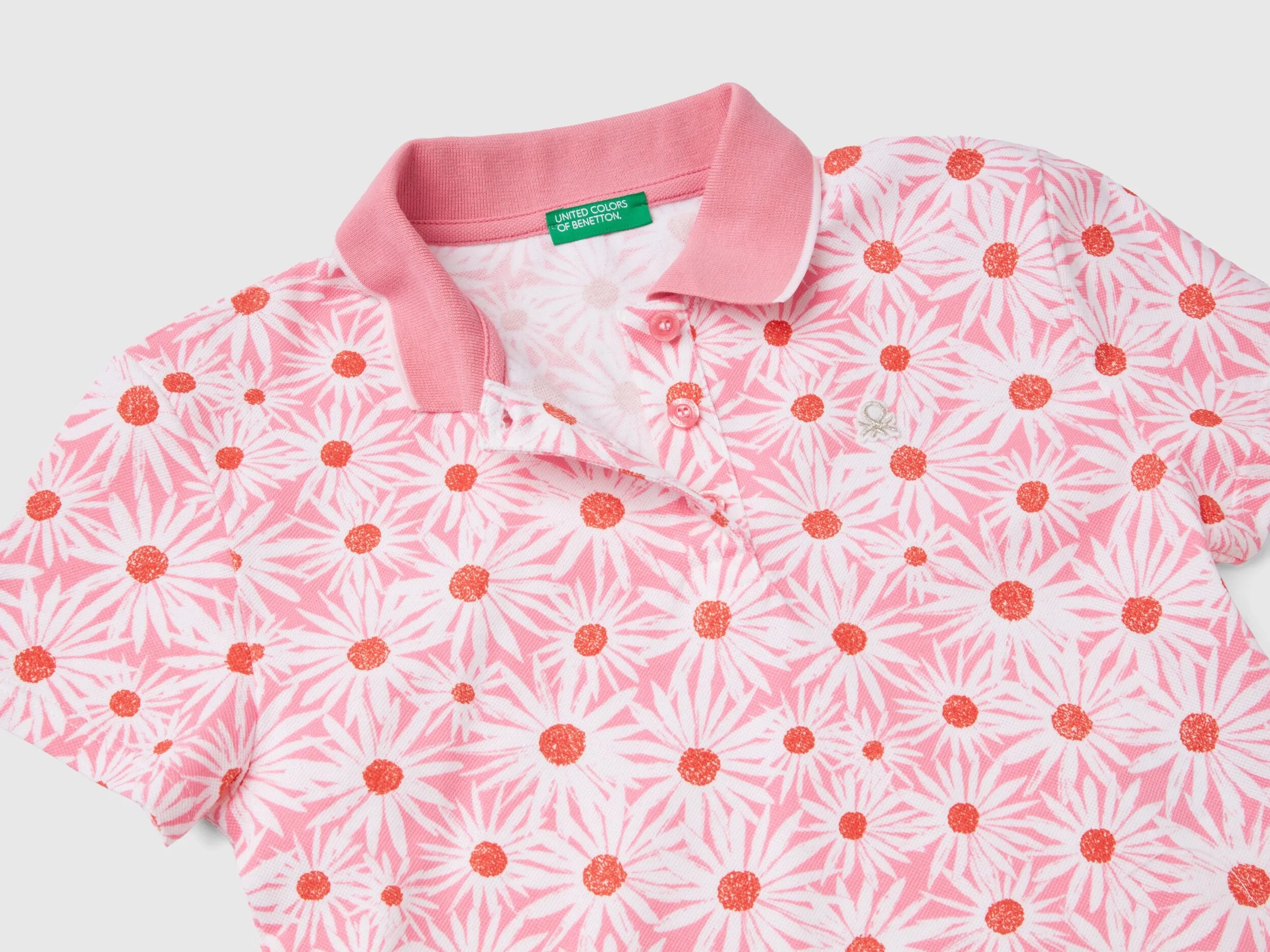 Polo rosa con estampado de flores