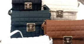 Turquía ofrece una amplia gama de bolsos de mujer en varios modelos y colores para la venta al por mayor.