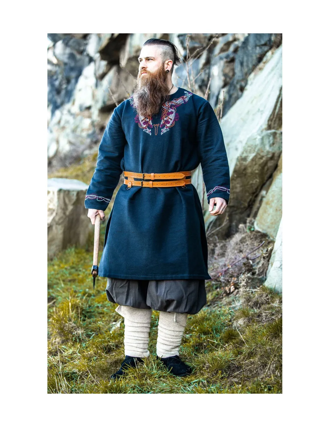 Túnica vikinga Snorri con bordado a mano estilo Urnes, negro-rojo