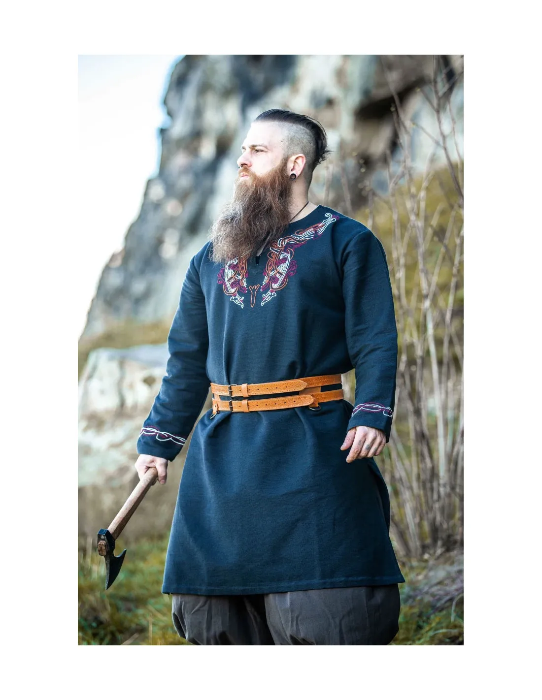 Túnica vikinga Snorri con bordado a mano estilo Urnes, negro-rojo