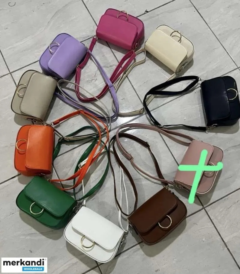 Varias variantes de modelos y variantes de color de bolsos de mujer disponibles para la venta al por mayor desde Turquía.