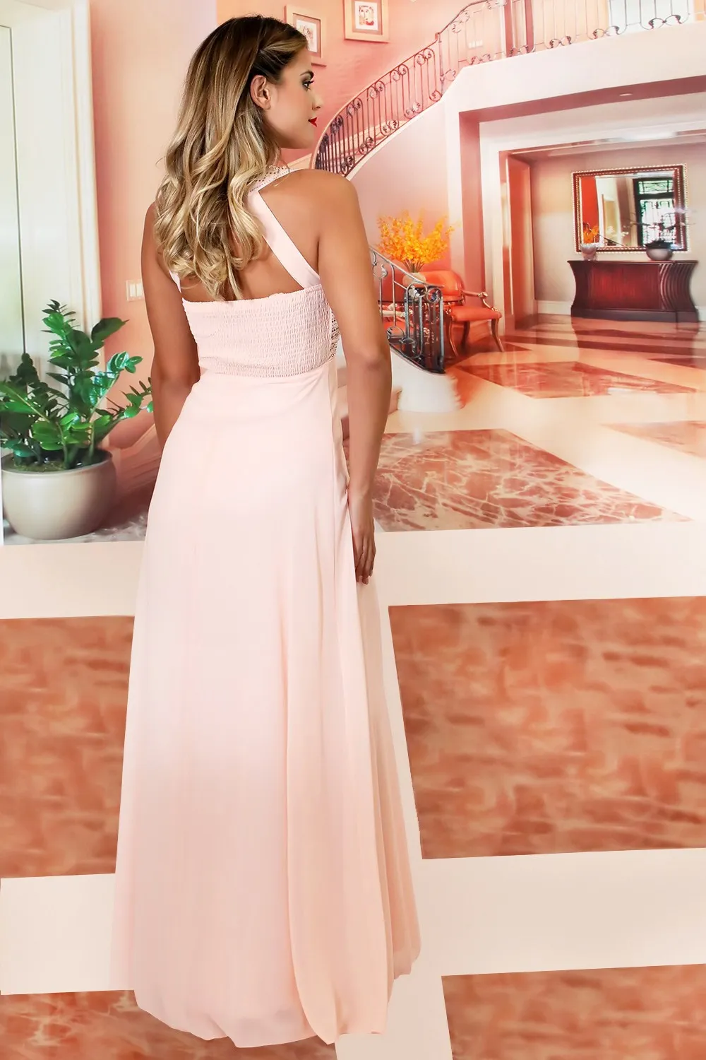 Vestido de noche rosa con pedrería